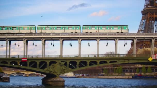 Pociąg Metra Przez Most Bir Hakeim Wieżę Eiffla Paryż Francja — Wideo stockowe