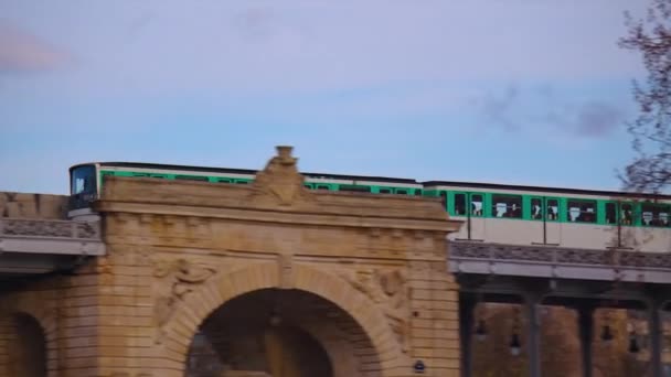 Vlak Metra Přes Most Bir Hakeim Eiffelovu Věž Paříž Francie — Stock video