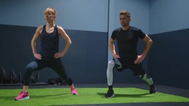 Egzersiz, genç kadın ve erkek, sağlık, sağlık ve spor için spor ve spor. Sağlıklı bir çift, spor aletleri ve antrenman yapıyorlar. Yüksek kalite 4k görüntü