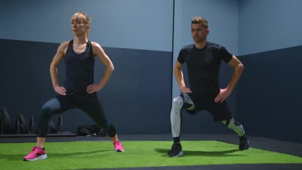 Вправа Молода Жінка Чоловік Фізична Підготовка Тренування Здоров Оздоровлення Спортзалі — стокове відео
