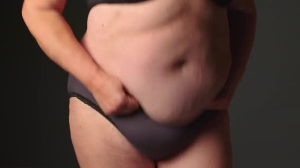 Толстая Толстая Пожилая Женщина Щипает Жир Животе Переедает Страдает Ожирением — стоковое видео