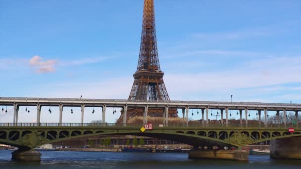 Pohled Nejnavštěvovanější Atrakcí Paříži Eiffelova Věž Železný Most Kterém Pohybuje — Stock video