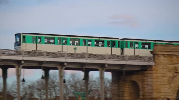 Метро Через Мост Бир Хакайм Эйфелеву Башню Париж Франция Высококачественные — стоковое видео