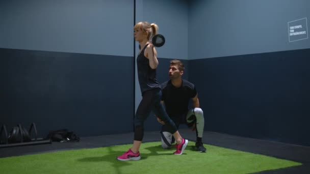 Молода Пара Тренується Тренажерному Залі Роблячи Сучасні Вправи Щоб Поліпшити — стокове відео
