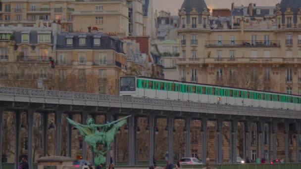 Metro Comboio Sobre Ponte Bir Hakeim Torre Eiffel Paris França — Vídeo de Stock