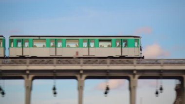 Paris metrosu Paris 'in en popüler yerlerinden biridir. Paris metrosunun geçtiği metal kuleye yakın Paris 'teki nehrin üzerindeki demir köprü. Metro treni Bir-Hakeim köprüsünden geçiyor..