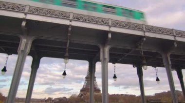 Paris metrosu Paris 'in en popüler yerlerinden biridir. Paris metrosunun geçtiği metal kuleye yakın Paris 'teki nehrin üzerindeki demir köprü. Metro treni Bir-Hakeim köprüsünden geçiyor..