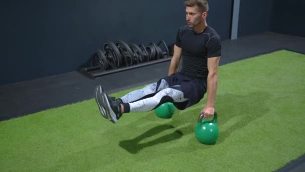 Seorang Atlet Laki Laki Melakukan Latihan Yang Kompleks Untuk Menjaga — Stok Video