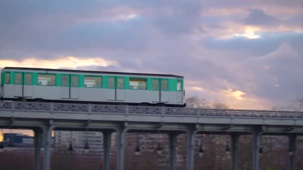 Metro Van Parijs Een Van Populaire Attracties Parijs Ijzeren Brug — Stockvideo