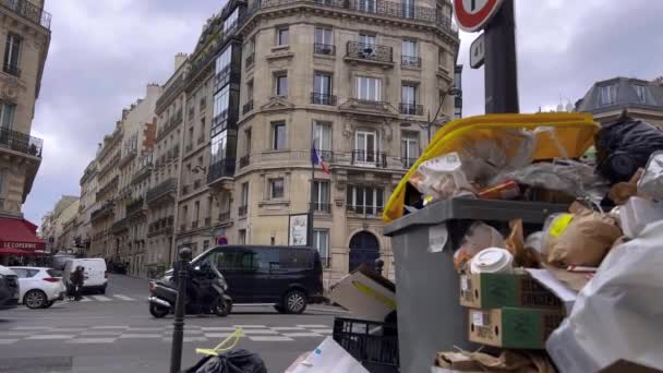 2023年3月28日 法国巴黎 垃圾收集者罢工期间 街上堆满了垃圾和垃圾 高质量的4K镜头 — 图库视频影像