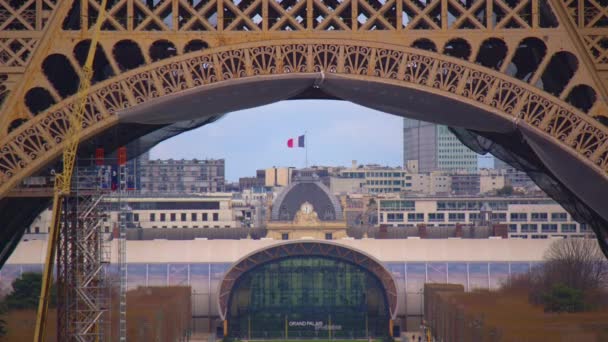 Vista Cerca Través Torre Eiffel Bandera Francesa Contra Cielo Azul — Vídeos de Stock