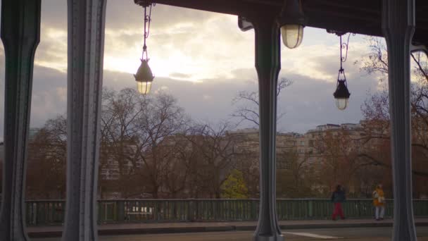 Paryż Francja Marca 2022 Ludzie Chodzą Moście Piękne Chmury Poruszają — Wideo stockowe