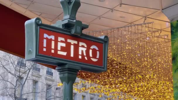 Znak Stacji Metra Paryski Znak Wejścia Stacji Metra Wieczorem Francji — Wideo stockowe