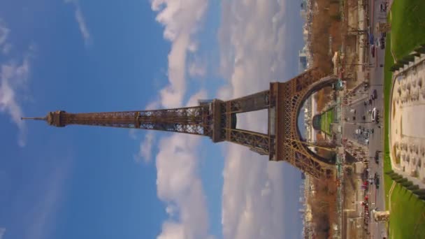 立面视频著名广场Trocadero与埃菲尔铁塔的背景时间差 特罗卡德罗和埃菲尔铁塔是巴黎游客最多的景点 高质量的4K镜头 — 图库视频影像