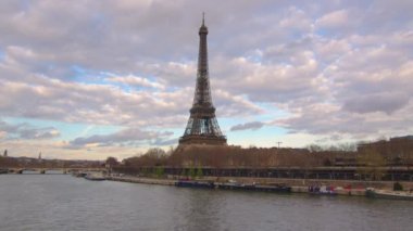  Hava aracı Eiffel Kulesi ve Seine Nehri Köprüsü 'nün uzak günbatımı görüntüsü, Paris, Fransa. Arka planda bulutlar var. Yüksek kalite 4k görüntü