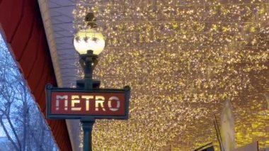 Metro istasyonu tabelası. Fransa 'da akşam vakti Paris metro istasyonuna giriş tabelası. Yüksek kalite 4k görüntü