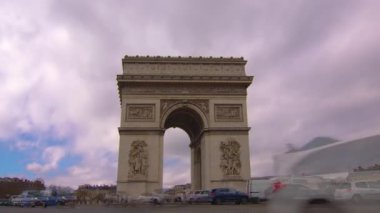 Ark de Triomphe 'deki trafik yoğunluğunun geniş açı görüntüsü. Bu tarihi eser Fransa 'nın başkenti Paris' in göbeğindeki Champs des Elysees caddesine bakıyor. Arka planda güzel bulutlar.