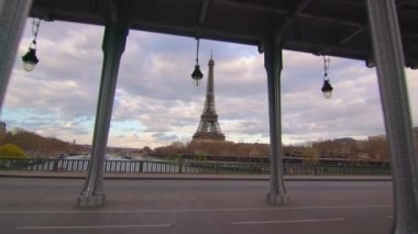  Hava aracı Eiffel Kulesi ve Seine Nehri Köprüsü 'nün uzak günbatımı görüntüsü, Paris, Fransa. Arka planda bulutlar var. Yüksek kalite 4k görüntü