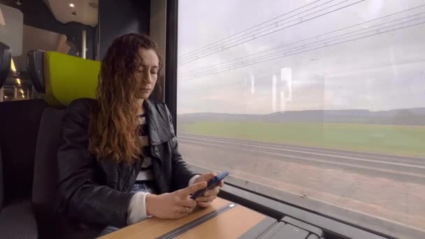 Mujer Usando Teléfono Móvil Tren Velocidad Público Vida Urbana Ciudad — Vídeo de stock