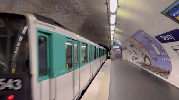 Parijs Frankrijk Maart 2022 Beweging Van Metro Het Stadscentrum Groene — Stockvideo