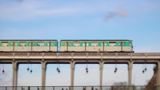 Beweging Van Metro Het Centrum Groene Trein Rijdt Langs Rails — Stockvideo