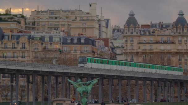 Şehir Merkezindeki Metro Treninin Hareketi Yeşil Tren Raylar Boyunca Ilerliyor — Stok video