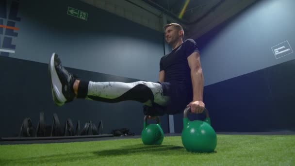Мужчина Спортсмен Выполняет Сложные Упражнения Сохранить Свое Здоровье Тело Отличной — стоковое видео