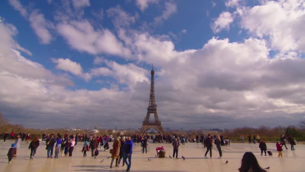 Paříž Francie Března 2022 Lidé Chodí Poblíž Eiffelovy Věže Krásné — Stock video