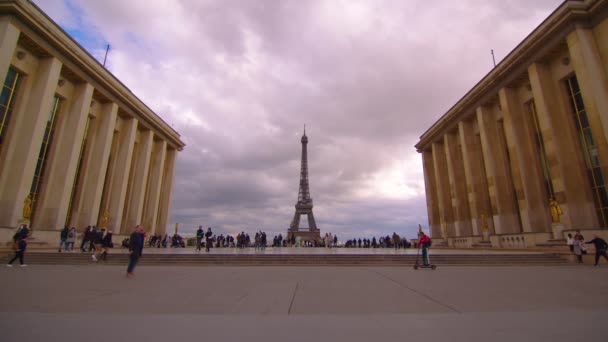 París Francia Marzo 2022 Gente Camina Cerca Torre Eiffel Hermosas — Vídeos de Stock