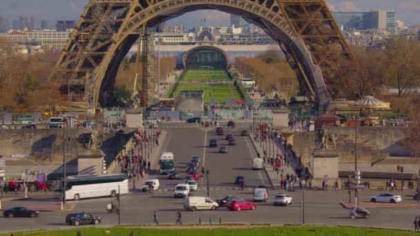 Париж Франція Березня 2022 Року Люди Йдуть Біля Ейфелевої Вежі — стокове відео