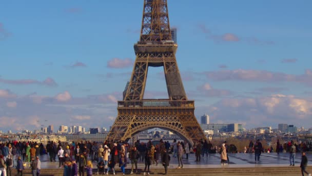 Parijs Frankrijk Maart 2022 Mensen Lopen Buurt Van Eiffeltoren Mooie — Stockvideo
