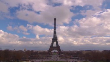 Paris 'in en çok ziyaret edilen manzarası Eyfel Kulesi' dir. Arka planda bulutlar hareket ediyor. Zaman aşımı. Yüksek kalite 4k görüntü