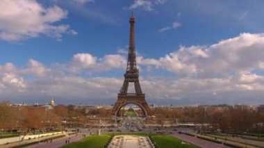 Arka planda Eiffel kulesi olan ünlü Trocadero Meydanı. Trocadero ve Eyfel Kulesi Paris 'in en çok ziyaret edilen yerleridir. Arka planda mavi bulutlu gökyüzü. Yenilemeden sonra alan.