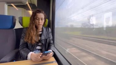 Kamu treninde cep telefonu kullanan bir kadın. Şehir yaşam tarzı ve Fransız konseptinde yer değiştirme. Yüksek kalite 4k görüntü