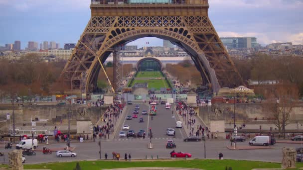 Paříž Francie Března 2023 Auta Lidé Pohybují Podél Silnice Věže — Stock video