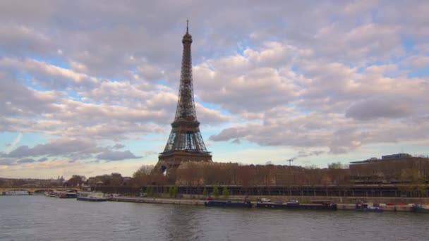 ツアーエッフェル塔とセーヌ川の橋 パリ市内観光スポット フランスの空中ドローン遠くの日没ビュー 背景に雲 高品質4K映像 — ストック動画