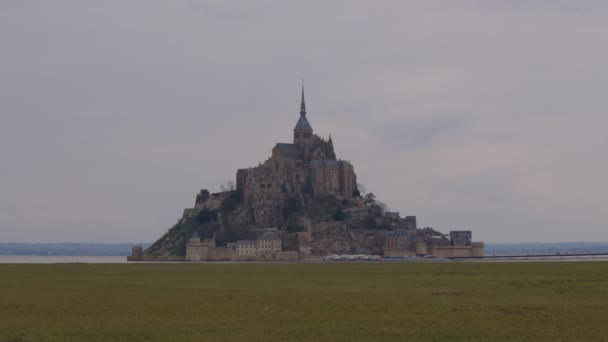 水に囲まれたおとぎ話の城は フランスで最も訪問された観光スポットの1つです モンサンミシェル上の雲ノルマンディーフランスに囲まれています ミシェル ユネスコ世界遺産 — ストック動画