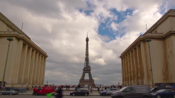Parijs Frankrijk Maart 2023 Auto Mensen Rijden Langs Weg Buurt — Stockvideo
