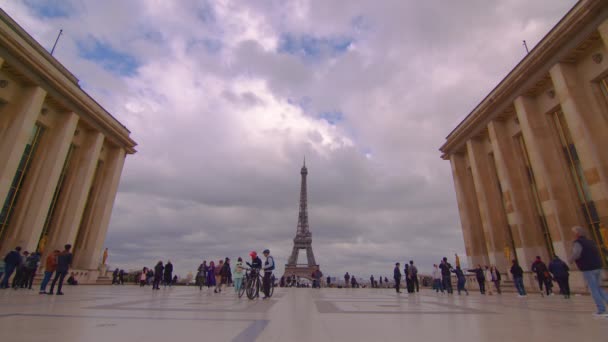 Париж Франція Березня 2023 Машини Люди Рухаються Вздовж Дороги Біля — стокове відео