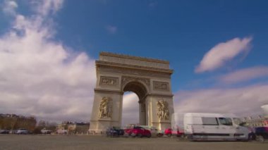 Ark de Triomphe 'deki trafik yoğunluğunun geniş açı görüntüsü. Bu tarihi eser Fransa 'nın başkenti Paris' in göbeğindeki Champs des Elysees caddesine bakıyor. Arka planda güzel bulutlar.