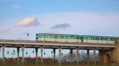 Şehir merkezindeki metro treninin hareketi. Yeşil tren raylar boyunca ilerliyor. Modern şehrin toplu taşımacılığı. İnsanları Paris 'te dolaştırmak. Yüksek kalite 4k görüntü