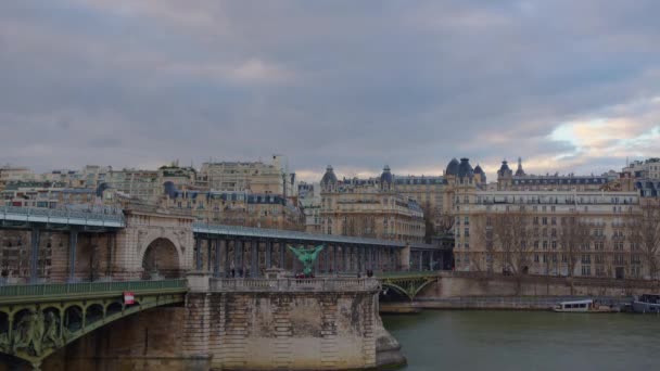Paris Eyfel Kulesi Seine Nehri Yakınlarındaki Şehir Manzarasının Zamanı Metal — Stok video