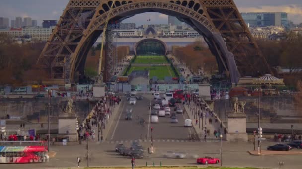 Автомобили Люди Движутся Вдоль Дороги Возле Башни Мосту Через Реку — стоковое видео