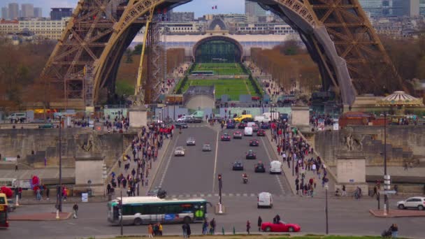 Париж Франция Марта 2023 Года Автомобили Люди Движутся Вдоль Дороги — стоковое видео