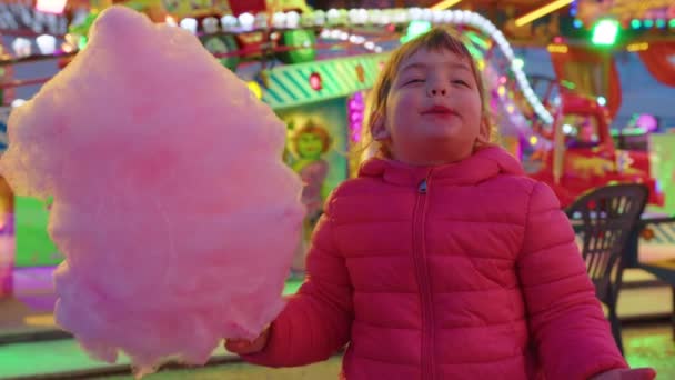 Mała Dziewczynka Uśmiechnięta Szczęśliwie Bawiąca Się Jedząc Różowe Waty Cukrowej — Wideo stockowe