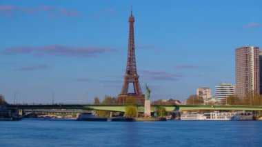 Arka planda Eyfel Kulesi olan Özgürlük Heykeli manzarası. Paris 'teki Özgürlük Heykeli Amerikan kültürünün bir sembolüdür. Paris, Fransa 'daki Seine nehrinde gün batımı Eyfel Kulesi.