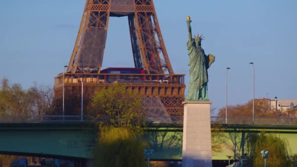 Widok Statuę Wolności Wieżą Eiffla Tle Statua Wolności Paryżu Jest — Wideo stockowe