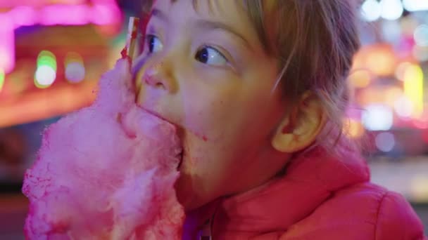 Mała Dziewczynka Zjada Różową Watę Cukrową Uroczystym Wydarzeniu Dla Dzieci — Wideo stockowe