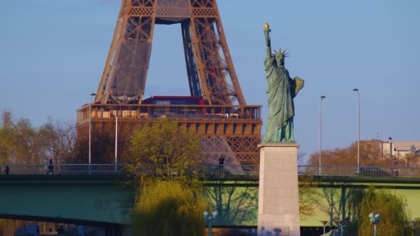 Вид Статую Свободи Ейфелевою Вежею Задньому Плані Статуя Свободи Парижі — стокове відео