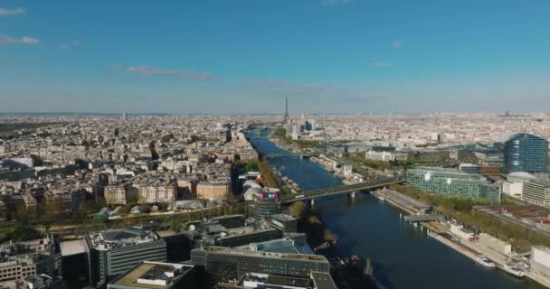 Una Vista Drones Del Distrito Central París Dividido Por Río — Vídeos de Stock